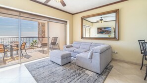 公寓客房, 1 張特大雙人床和 1 張沙發床, 陽台, 海景 (Sonoran Sky SKY 406) | 起居區