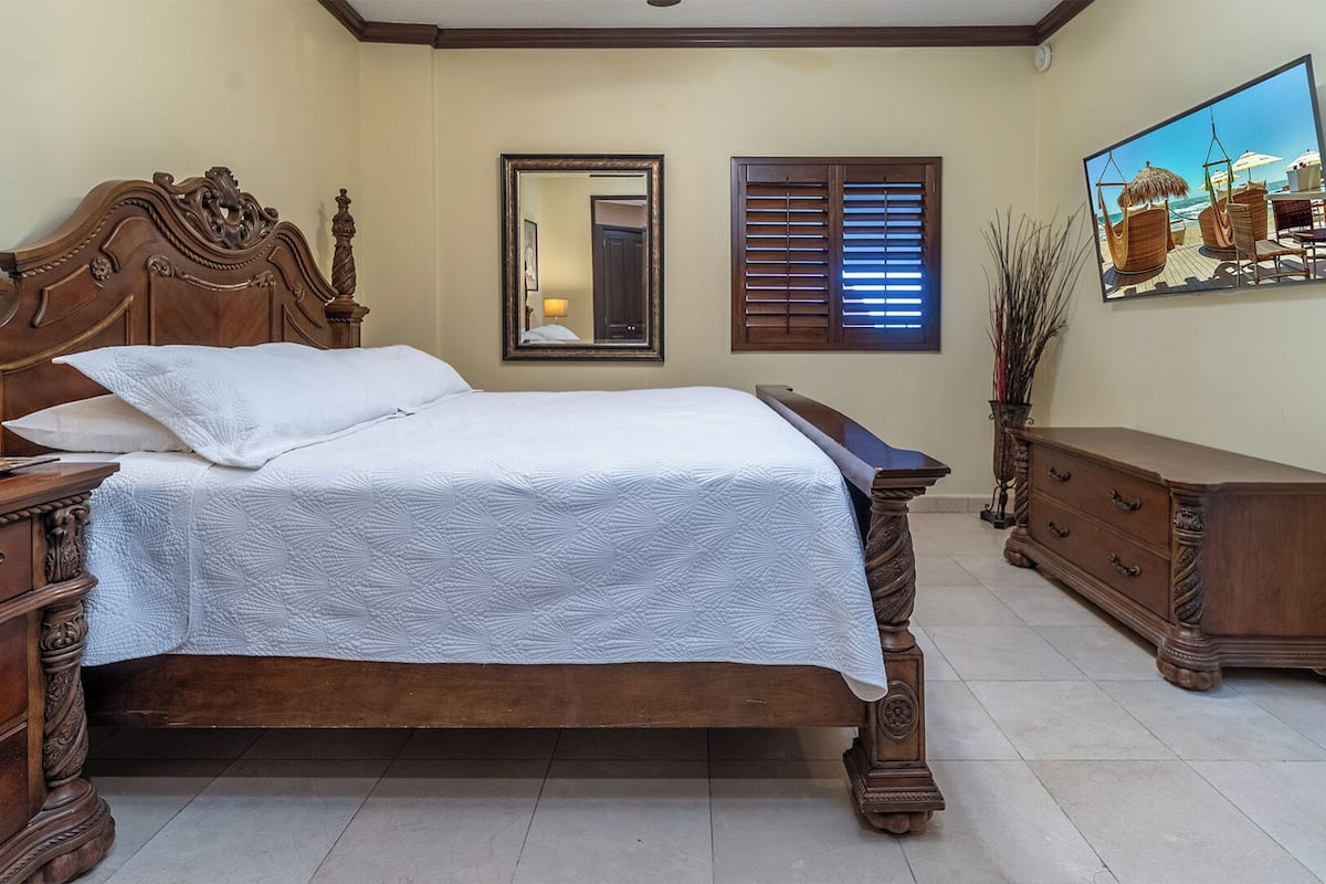 1 bedroom, individually decorated, individually furnished, bed sheets