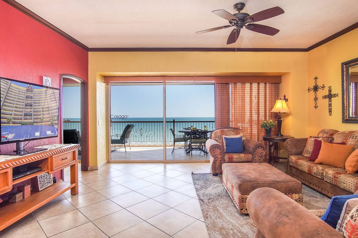 Apartamento, varias camas, balcón, vistas al mar (Sonoran Sky SKY 708) | Zona de estar