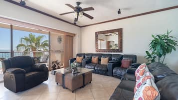 Condo, varias camas, balcón, vista al océano (Sonoran Sky SKY 303) | Área de sala de estar