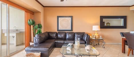 Apartamento, varias camas, balcón, vistas al mar (Sonoran Sky SKY 408) | Zona de estar