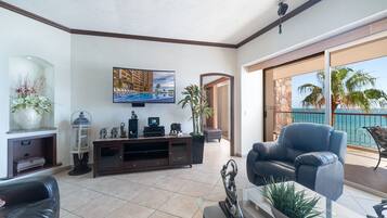 Condo, varias camas, balcón, vista al océano (Sonoran Sky SKY 303) | Área de sala de estar