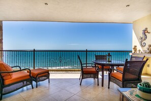 Condo, Plusieurs lits, balcon, vue sur l’océan (Sonoran Sky SKY 1103) | Restauration en plein air