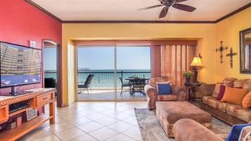 Apartamento, varias camas, balcón, vistas al mar (Sonoran Sky SKY 708) | Zona de estar