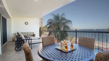 Apartamento, varias camas, balcón, vistas al mar (Sonoran Sky SKY 308) | Restaurante al aire libre