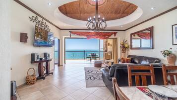 Condo, 2 camas Queen size, balcón, vista al océano (Sonoran Sky SKY 1504) | Área de sala de estar