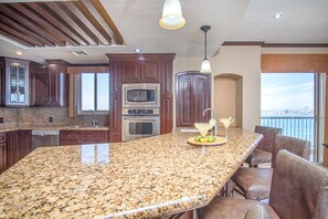 Apartamento, varias camas, balcón, vistas al mar (Sonoran Sky SKY 1401) | Cocina privada