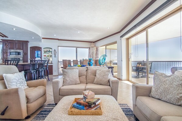 Apartamento, varias camas, balcón, vistas al mar (Sonoran Sky SKY 1101) | Zona de estar