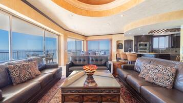 Condo, varias camas, balcón, vista al océano (Sonoran Sky SKY 1510) | Área de sala de estar