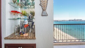 Una cucina con bicchieri, una decorazione a forma di pesce e vista sul mare.