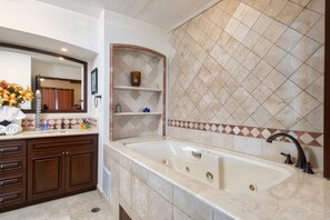 Apartamento, varias camas, balcón, vistas al mar (Sonoran Sky SKY 410) | Baño | Artículos de higiene personal de diseño, toallas y papel higiénico