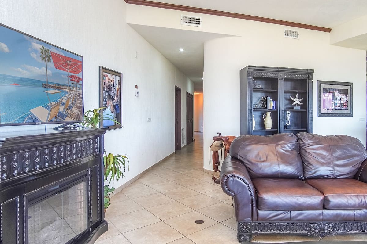 Apartamento, varias camas, balcón, vistas al mar (Sonoran Sky SKY 101) | Zona de estar