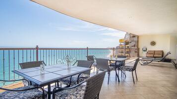 Apartamento, varias camas, balcón, vistas al mar (Sonoran Sky SKY 1401) | Restaurante al aire libre