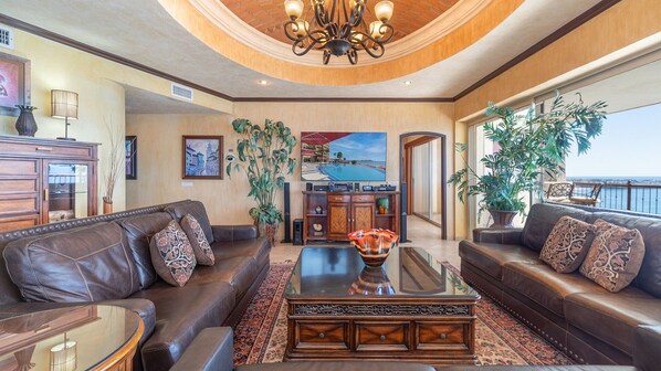 Condo, varias camas, balcón, vista al océano (Sonoran Sky SKY 1510) | Área de sala de estar