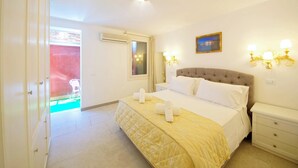 A bedroom with a bed, bedside lamps, a window, and a door. - DolceVita Apartments N. 521 (Venice)