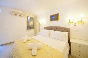 Apartamento, patio | 1 dormitorio, cortinas opacas, sistema de insonorización