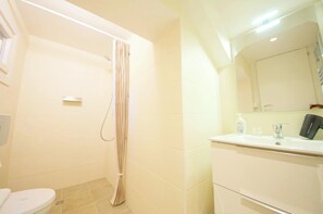 Apartamento, varanda | Banheiro | Chuveiro, secador de cabelo, toalhas de banho, sabonete