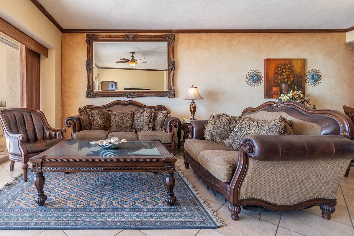 Apartamento, varias camas, balcón, vistas al mar (Sonoran Sky SKY 702) | Zona de estar