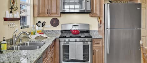 Frigorífico, microondas, horno y placa de cocina