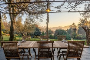 Outdoor dining - São Julião Retreat | Pool, Jacuzzi & Garden Escape (Viana do Castelo)