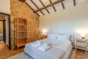 4 bedrooms, desk, iron/ironing board, WiFi - São Julião Retreat | Pool, Jacuzzi & Garden Escape (Viana do Castelo)