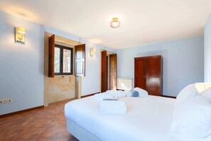 4 Schlafzimmer, Schreibtisch, Bügeleisen/Bügelbrett, WLAN