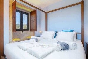 4 bedrooms, iron/ironing board, Internet, bed sheets - São Julião Retreat | Pool, Jacuzzi & Garden Escape (Viana do Castelo)