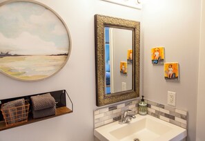 Een douche, een haardroger, handdoeken, zeep