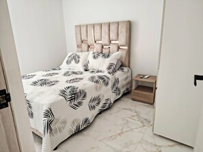2 habitaciones, tabla de planchar con plancha, wifi y ropa de cama 