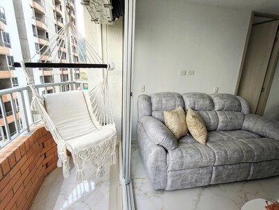 Apt in Giron, 3 blocks from the main park and 15 minutes from the airport!