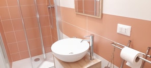 Shower, hair dryer, bidet, towels - Ravenna Suite: apartment close to the center and major monuments! (Ravenna)