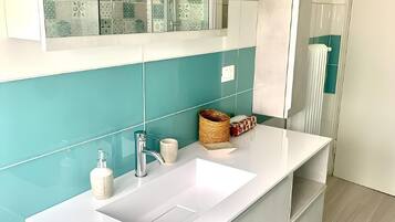 Doccia, asciugacapelli, bidet, asciugamani