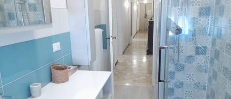 Dusche, Haartrockner, Bidet, Handtücher