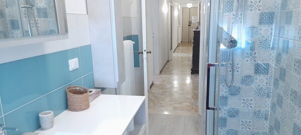 Shower, hair dryer, bidet, towels