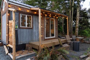 Terrace/patio - Jordan River Oceanfront Surf Shack with free Surfboards/Beach trail to the waves (Juan De Fuca (Part 2))