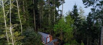 Jordan River Oceanfront Surf Shack with free Surfboards/Beach trail to the waves