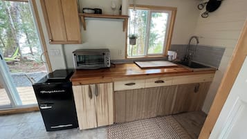 Fridge, stovetop, coffee/tea maker, electric kettle