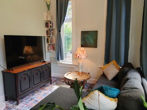 Smart TV, books - Spruce Suite - Beach and Vineyard steps away! (Cobble Hill)