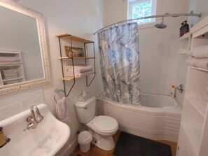 Hair dryer, towels, soap, shampoo - Spruce Suite - Beach and Vineyard steps away! (Cobble Hill)