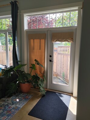 Interior - Spruce Suite - Beach and Vineyard steps away! (Cobble Hill)