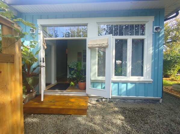 Exterior detail - Spruce Suite - Beach and Vineyard steps away! (Cobble Hill)