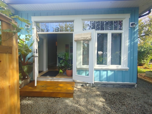 Spruce Suite - Beach and Vineyard steps away!