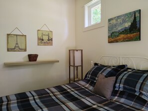 2 bedrooms, WiFi, bed sheets - Spruce Suite - Beach and Vineyard steps away! (Cobble Hill)