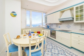 Departamento de lujo, vista al mar | Cocina privada | Cafetera de espresso y tetera eléctrica