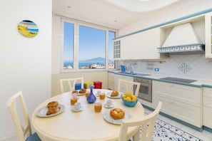 Luxury Apartment, Sea View | Private kitchen