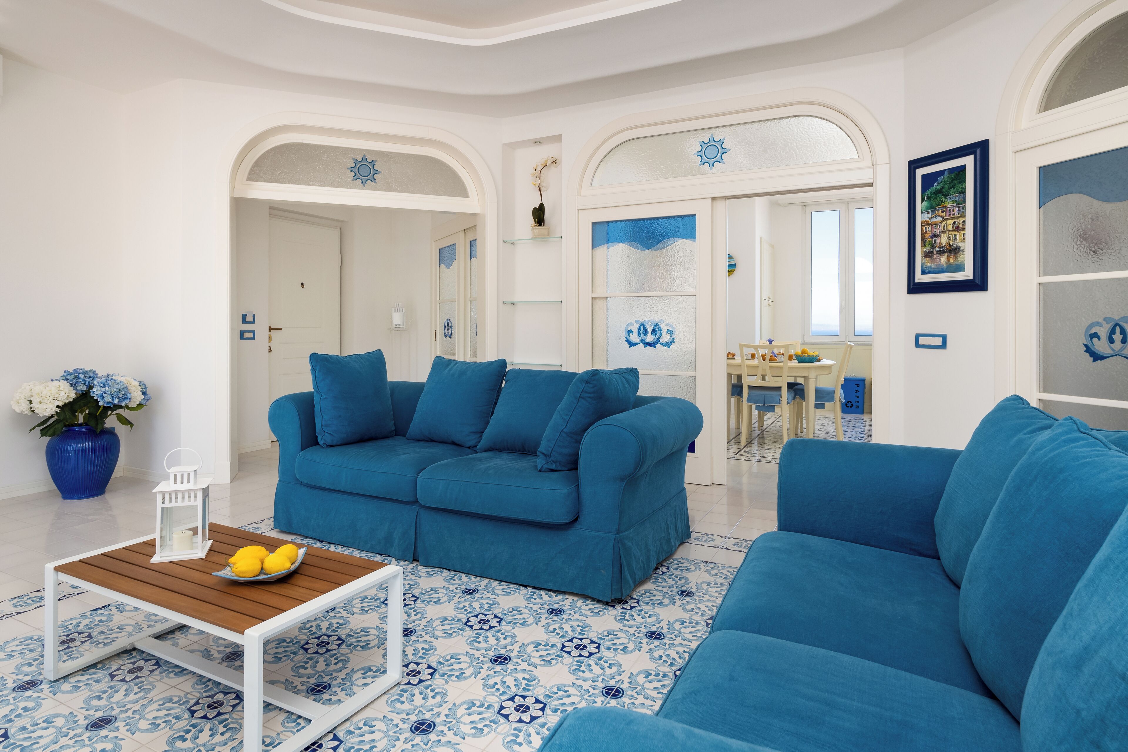 Apartamento superluxo, vista para o mar | Área de estar | TV de tela plana 46 polegadas com canais digitais, lareira