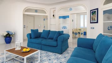 Apartamento superluxo, vista para o mar | Área de estar | TV de tela plana 46 polegadas com canais digitais, lareira