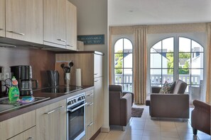 Kjøleskap, ovn, kaffetrakter/tekoker og brødrister