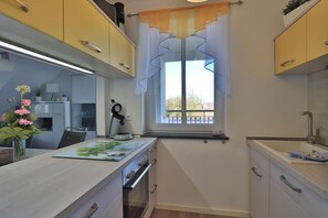 Kjøleskap, mikrobølgeovn, ovn og oppvaskmaskin