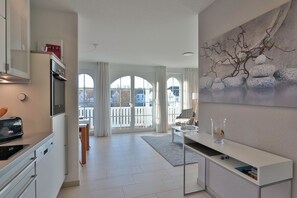 Kühlschrank, Ofen, Geschirrspüler, Wasserkocher mit Kaffee-/Teezubehör